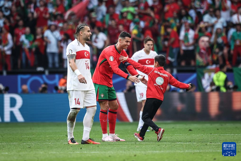 土耳其球员助力德国杯赛取胜 土耳其球员助力德国杯赛取胜