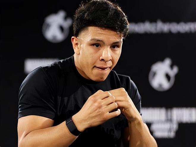 墨西哥拳击选手稳操胜券,击败对手 墨西哥拳击选手稳操胜券,击败对手