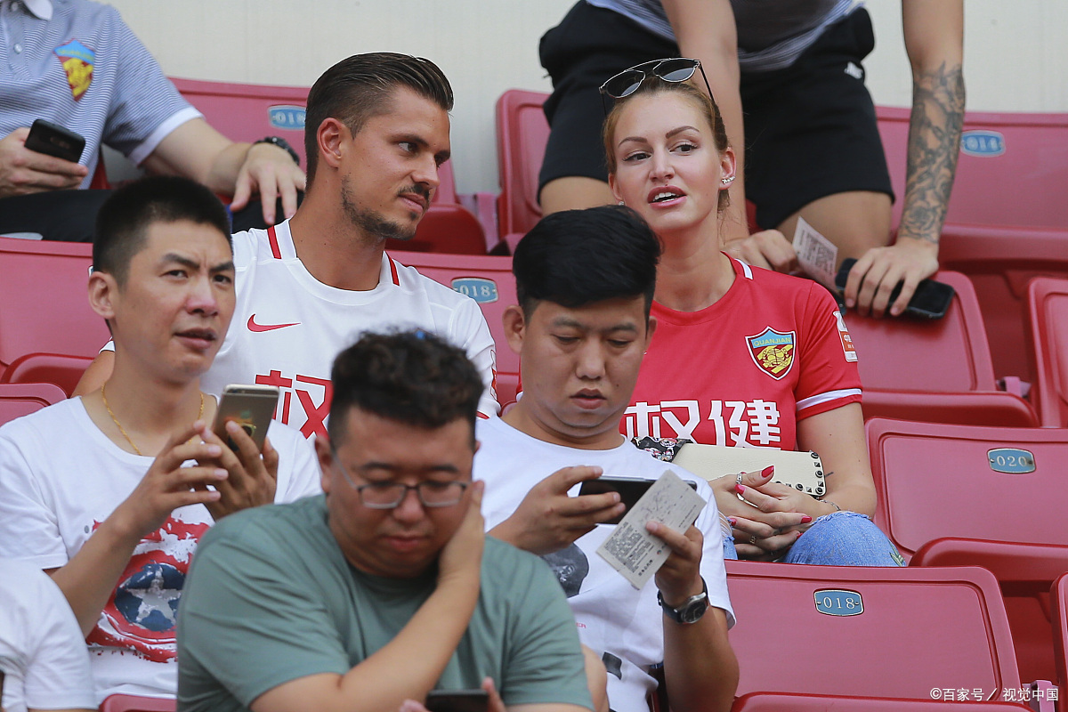 1xbet体育网站入口-包含国内球员转会至海外球队，引发观众讨论的词条