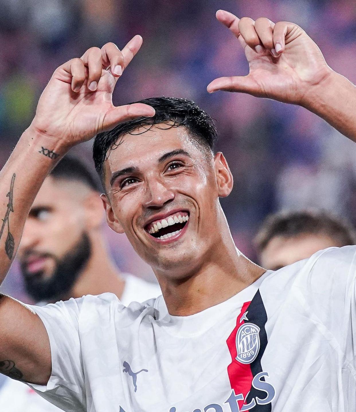 包含AC米兰雄心勃勃，意甲称王之路曙光的词条