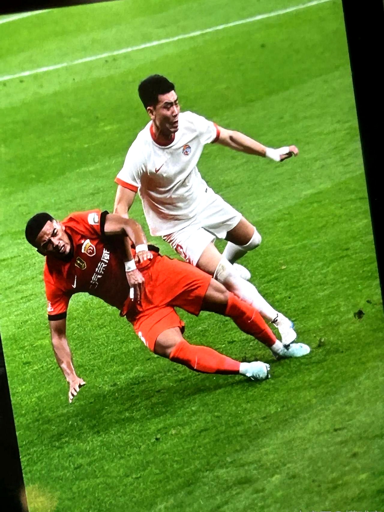 足球赛场上的紧张氛围不可遏制