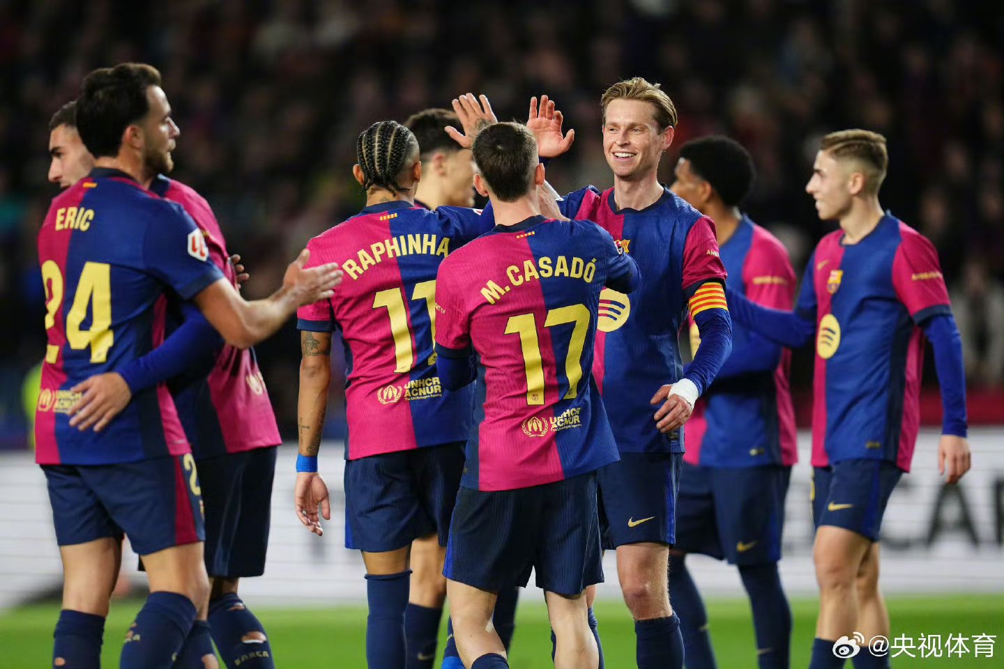 一场精彩的西甲比赛，全场观众沸腾欢呼